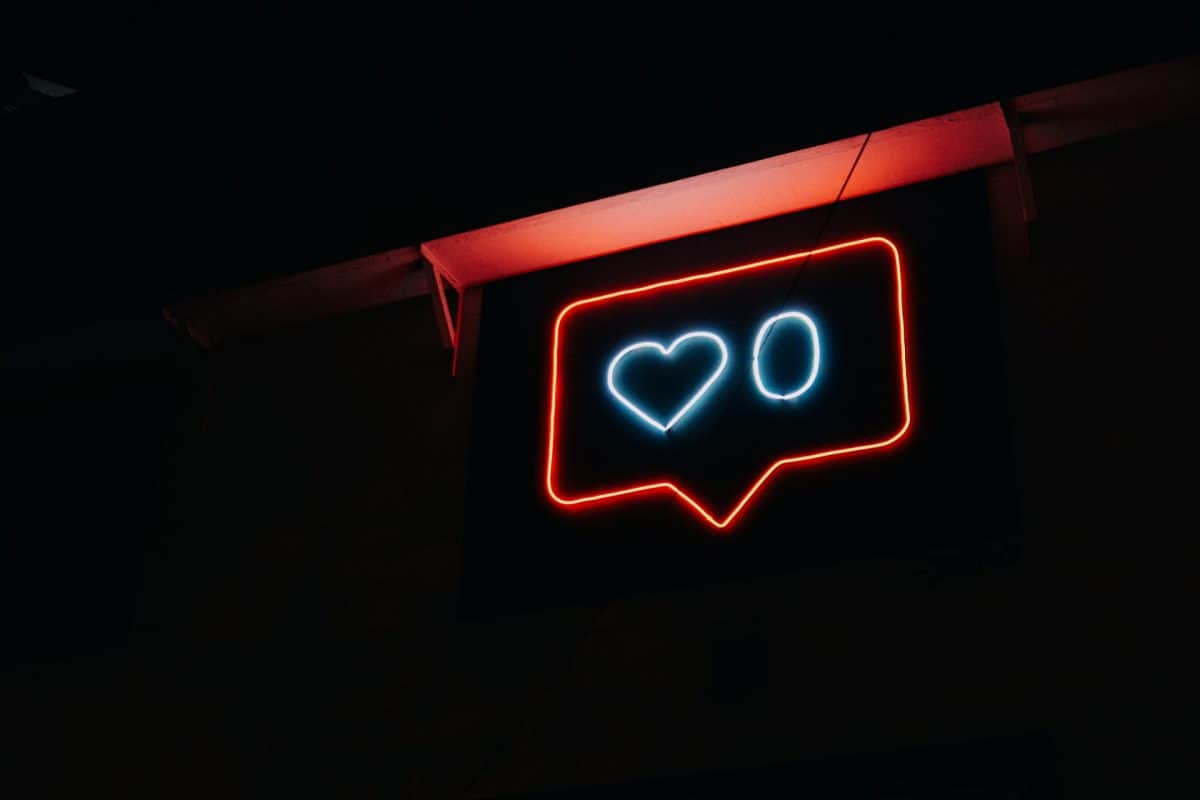 Neon sign with a love heart and the numeral 0 next to it